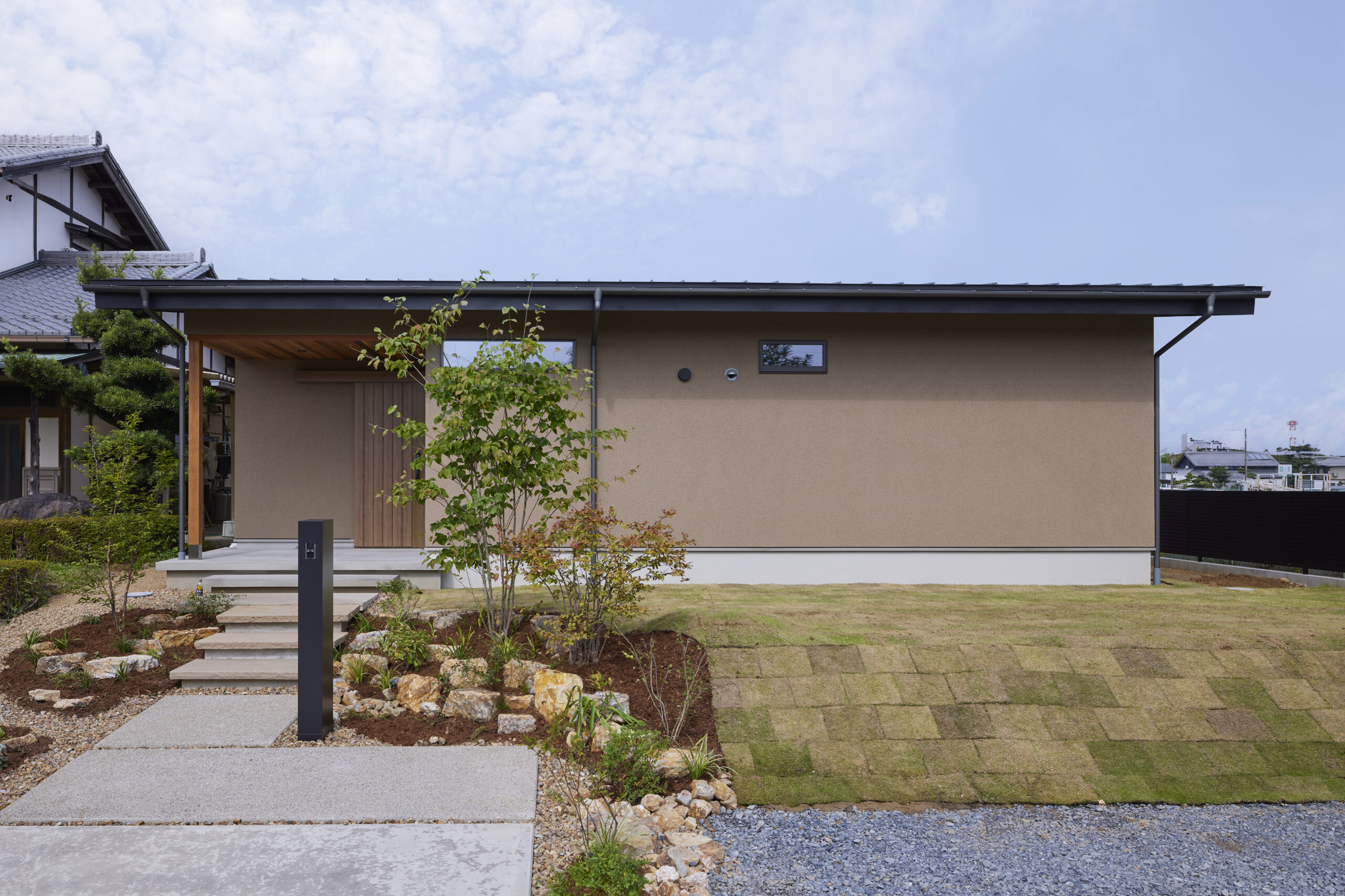 岐阜県羽島市｜平屋<br>外に閉じ内に開く、コの字型のモダンハウス。
