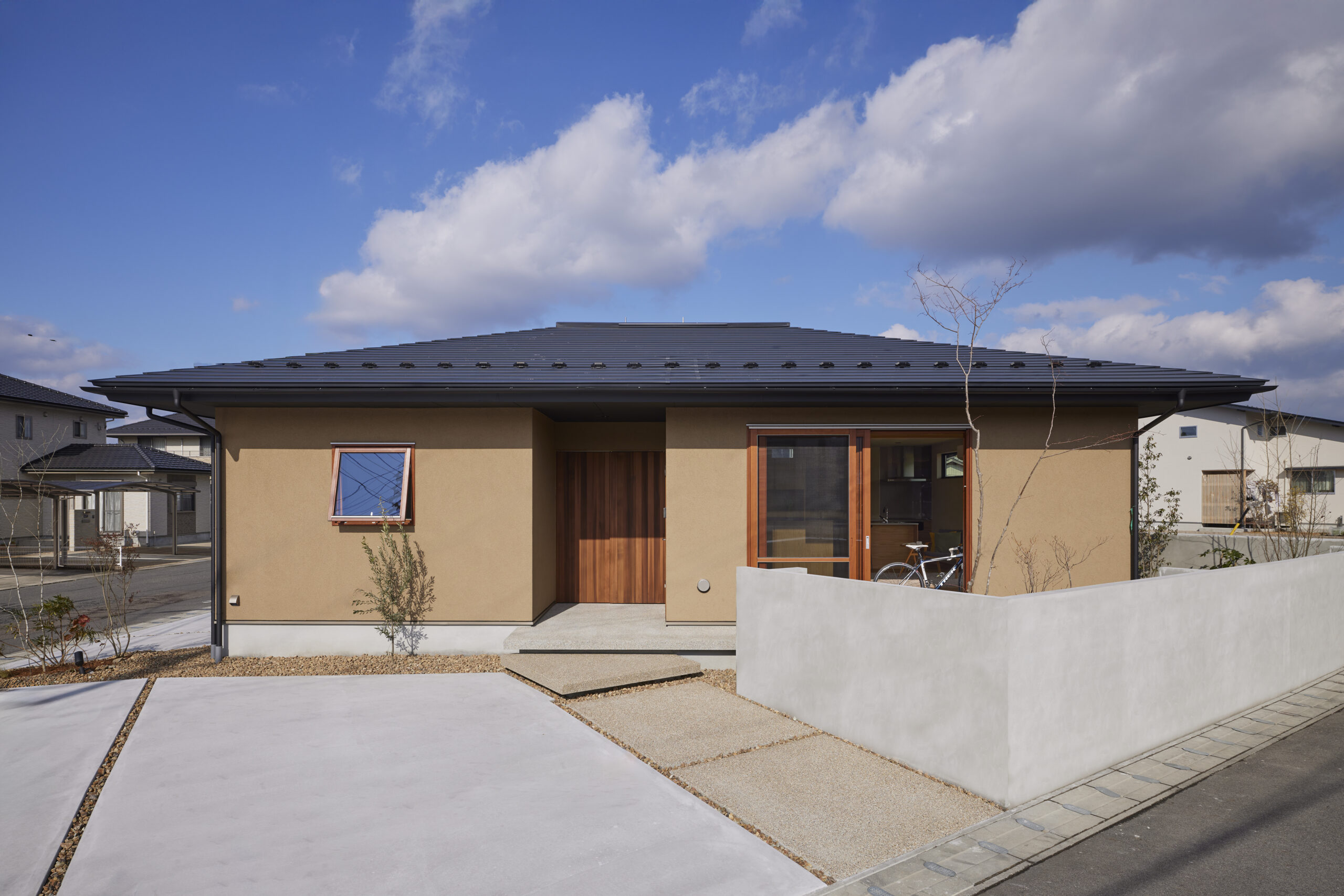 信頼で生まれた、開放的な土間と木製窓がつなぐ、心地よい趣味時間